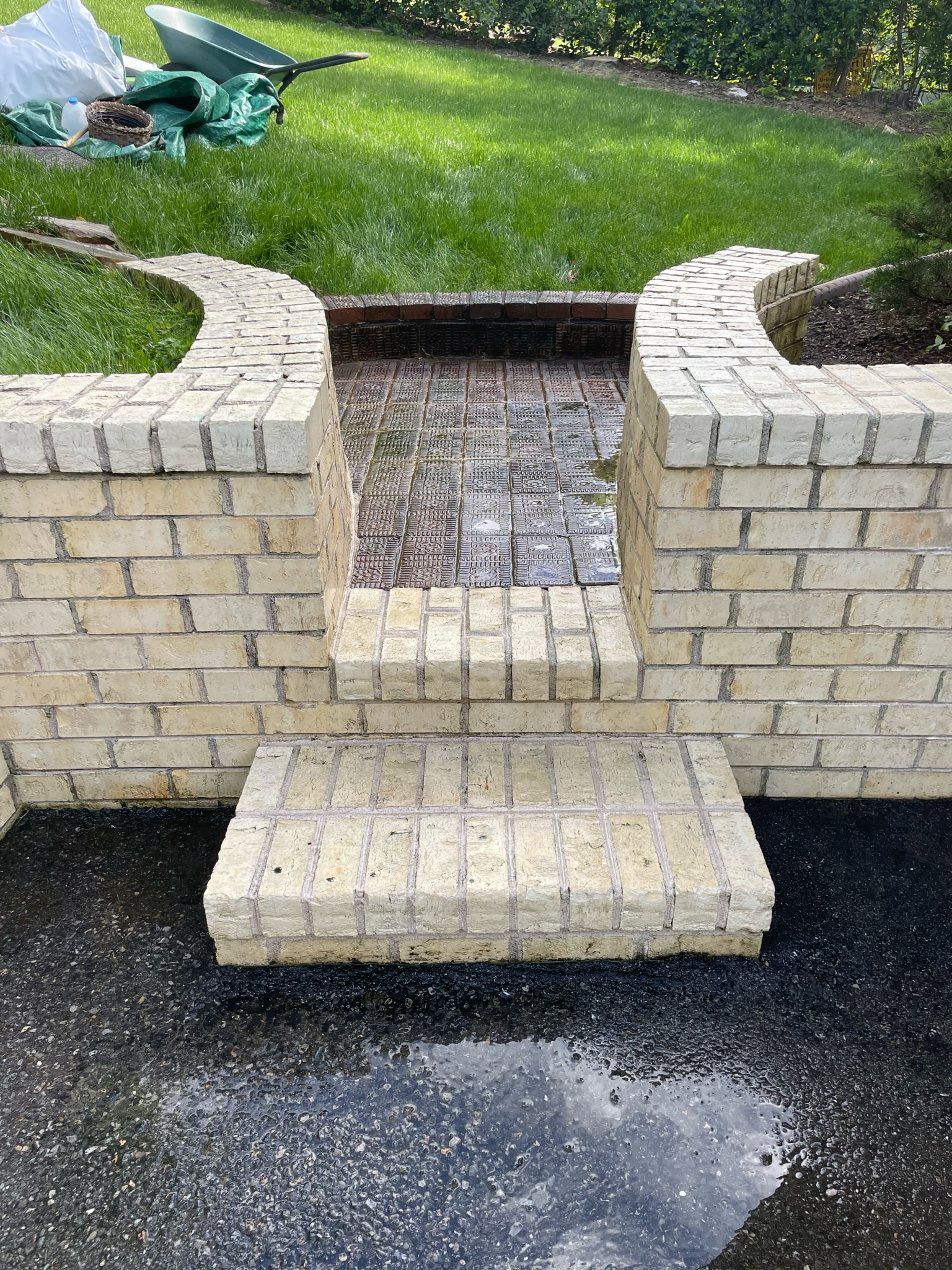 Brick wall after professional cleaning by Grit to Gloss
