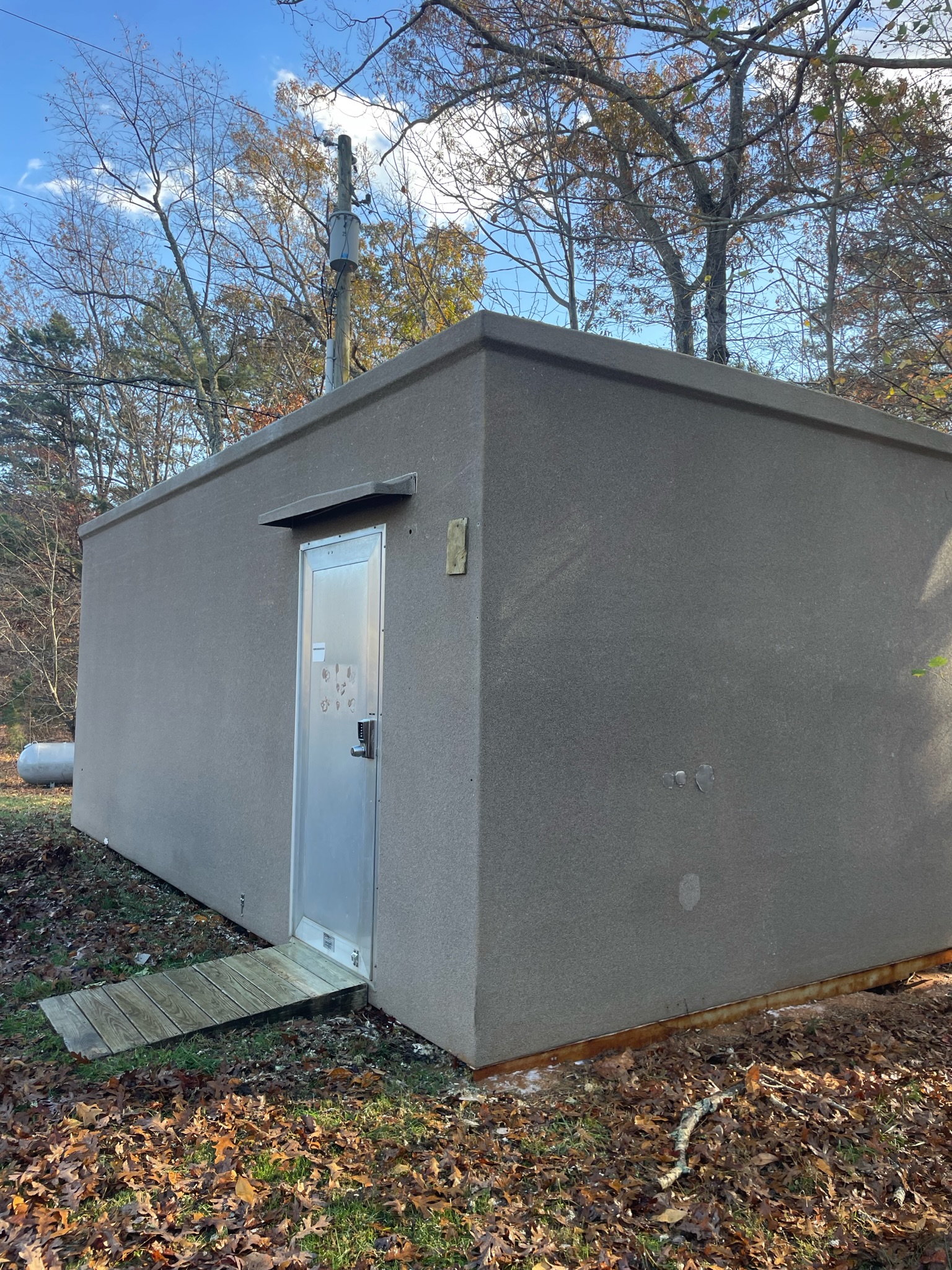 Concrete building after algae removal by Grit to Gloss