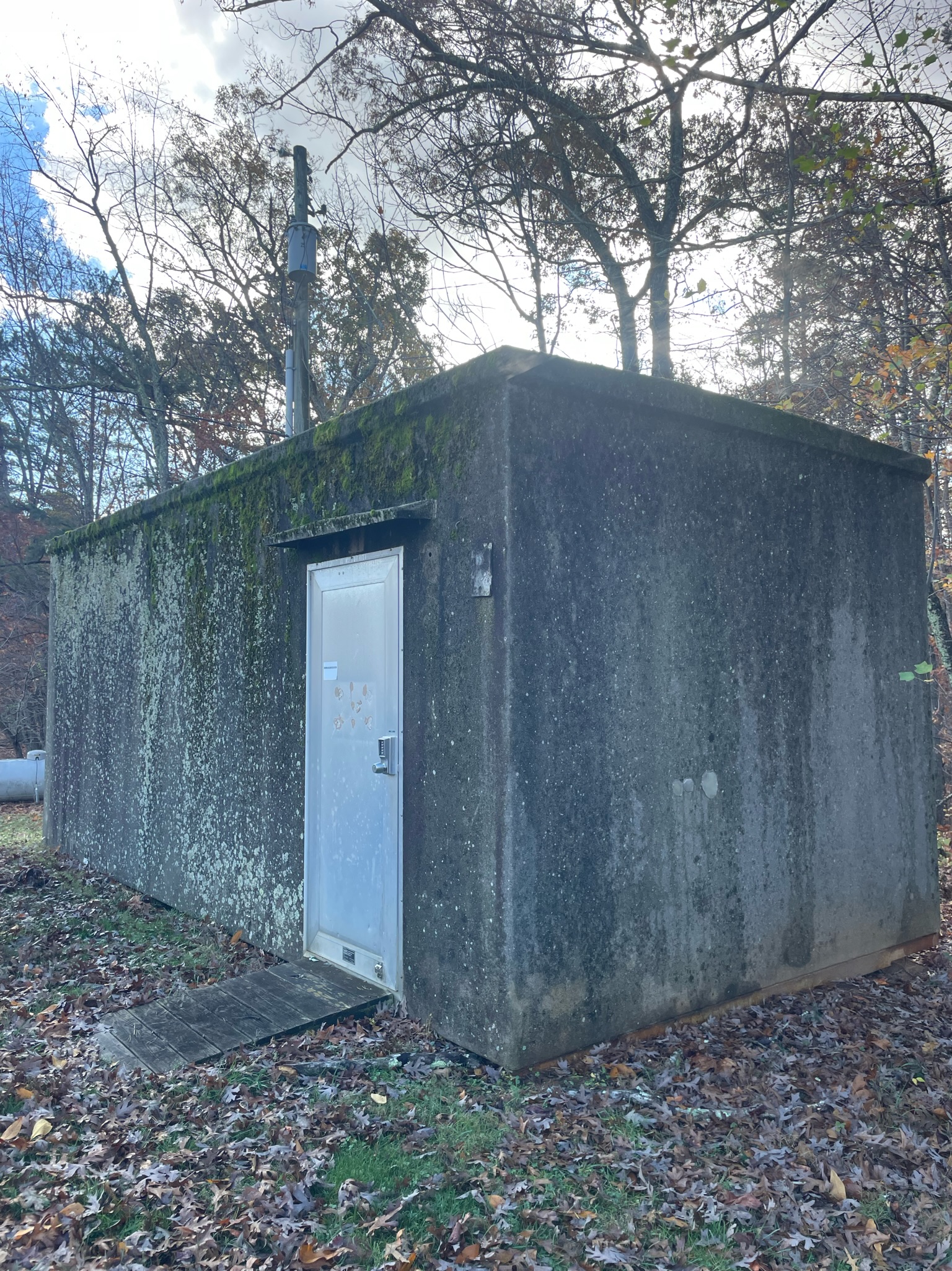 Concrete building with algae growth before cleaning